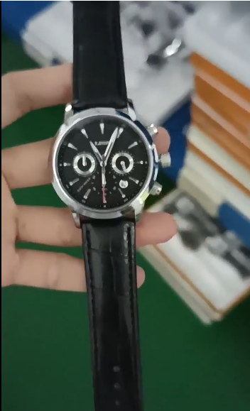 Men's stylish quartz sports watch with multiple strap options