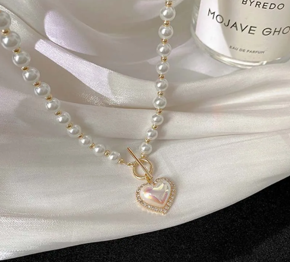 Graceful pearl pendant necklace with gold alloy chain and geometric design