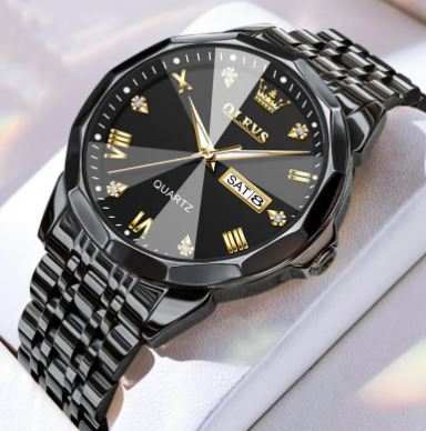 Modern man quartz watch with metal alloy strap and luminous hands